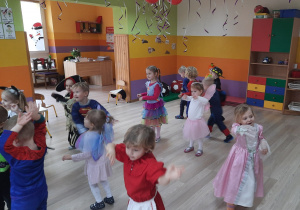 Zabawa taneczna dzieci w trakcie balu karnawałowego